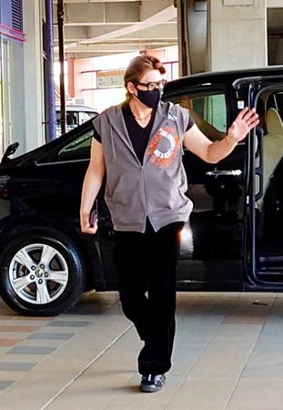 　阪神-ロッテ戦を視察に訪れた日本ハムの新庄監督はファンに手を振る