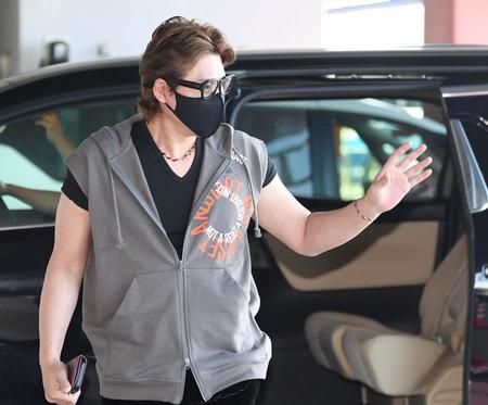 　視察に訪れた日本ハム・新庄剛志監督はファンに手を振る（撮影・田中太一）