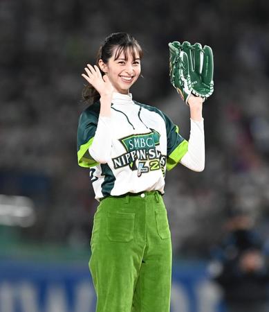 　始球式をつとめた中条あやみ（撮影・高石航平）