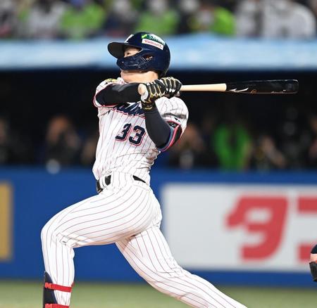 　９回、同点３ランを放つ内山（撮影・高石航平）