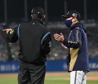 　１回、オスナの打球のフェア判定に抗議する中嶋監督（２２日）
