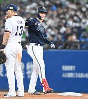 　３回、先制適時打を放ち塁上でガッツポーズする山崎福（撮影・高石航平）