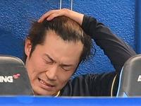 　９回を投げ終えてベンチで肩を落とす阿部（撮影・堀内翔）