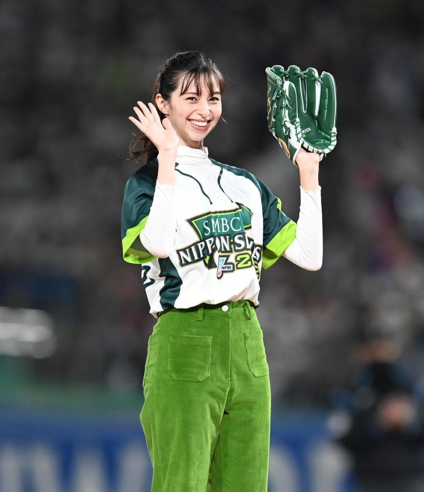 　始球式をつとめた中条あやみ（撮影・高石航平）