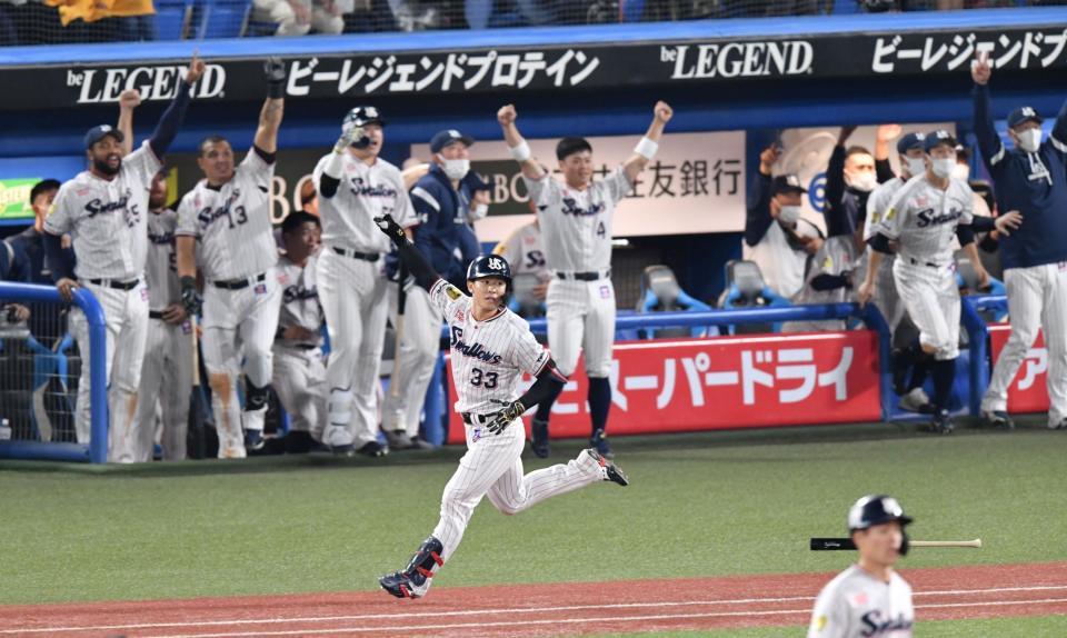 　９回、左越えに同点３ランを放ち、こぶしを握る内山壮（撮影・佐々木彰尚）