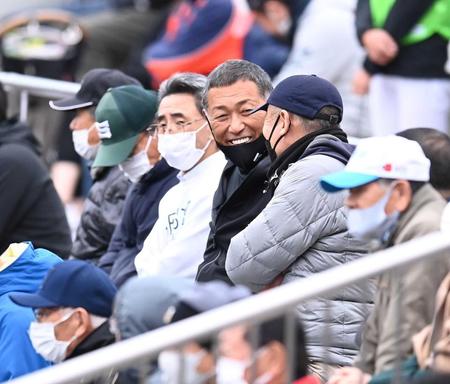 　笑顔で息子の試合を観戦する清原和博氏