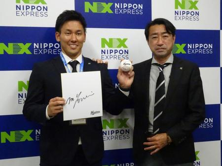 　ロッテから指名あいさつを受けたドラフト４位・高野と中川隆治担当スカウト（右）