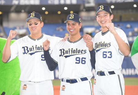 　試合後、笑顔で肩を組む（左から）杉本、宇田川、山崎颯（撮影・吉澤敬太）