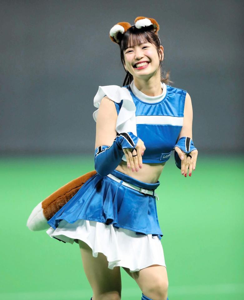 　きつねダンスを踊るファイターズガールの滝谷美夢