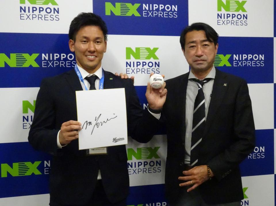 　ロッテから指名あいさつを受けたドラフト４位・高野と中川隆治担当スカウト（右）