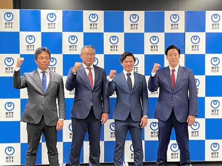 　指名あいさつ後の記念撮影。左から、愛敬スカウト、後関スカウト部長、平良竜哉、足立スカウト