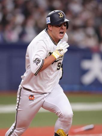 　４回、杉本は左前打を放ち、雄叫びを上げながら一塁に走る（撮影・坂部計介）