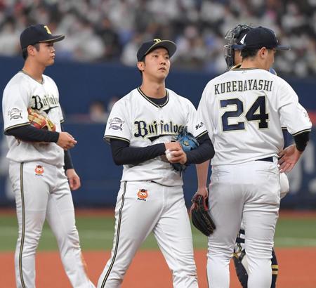 　５回途中、交代を告げられてマウンドを後にする田嶋（中央）＝撮影・北村雅宏