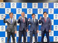 　指名あいさつ後の記念撮影。左から、愛敬スカウト、後関スカウト部長、平良竜哉、足立スカウト