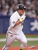 　４回、杉本は左前打を放ち、雄叫びを上げながら一塁に走る（撮影・坂部計介）