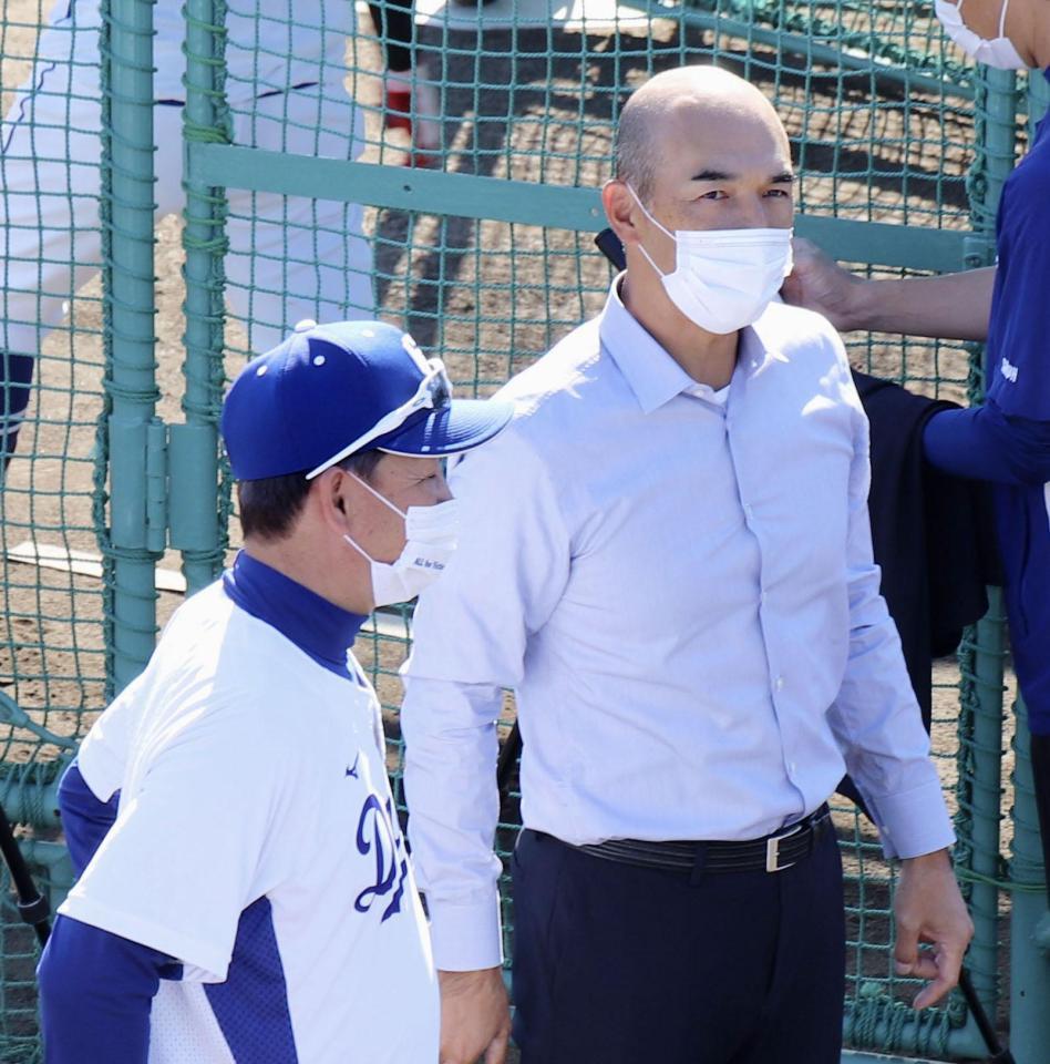 　立浪監督（左）と話す和田次期打撃コーチ