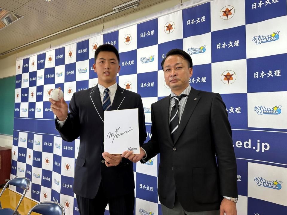 　小林敦担当スカウトから指名あいさつを受けたロッテのドラフト３位・田中晴也（球団提供）
