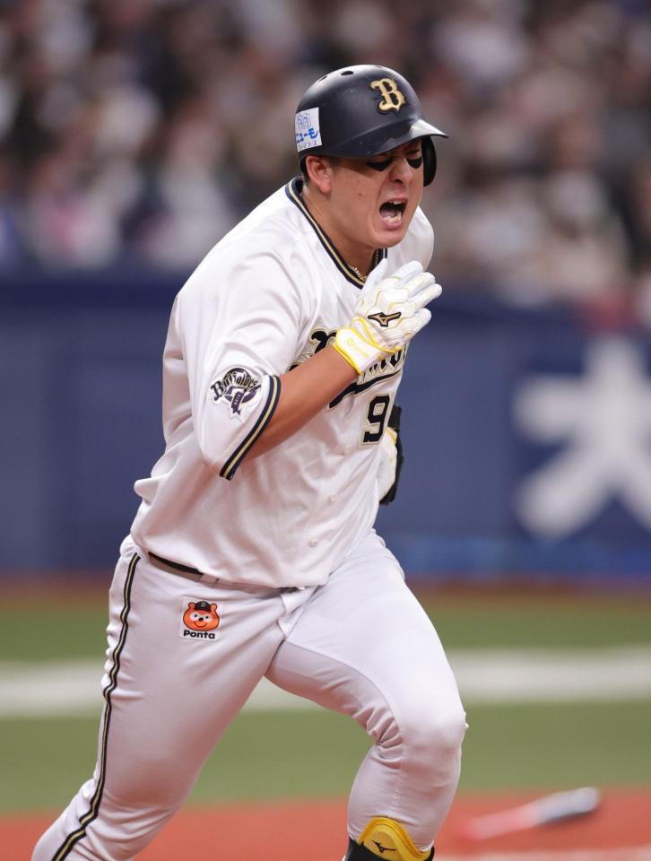 　４回、杉本は左前打を放ち、雄叫びを上げながら一塁に走る（撮影・坂部計介）