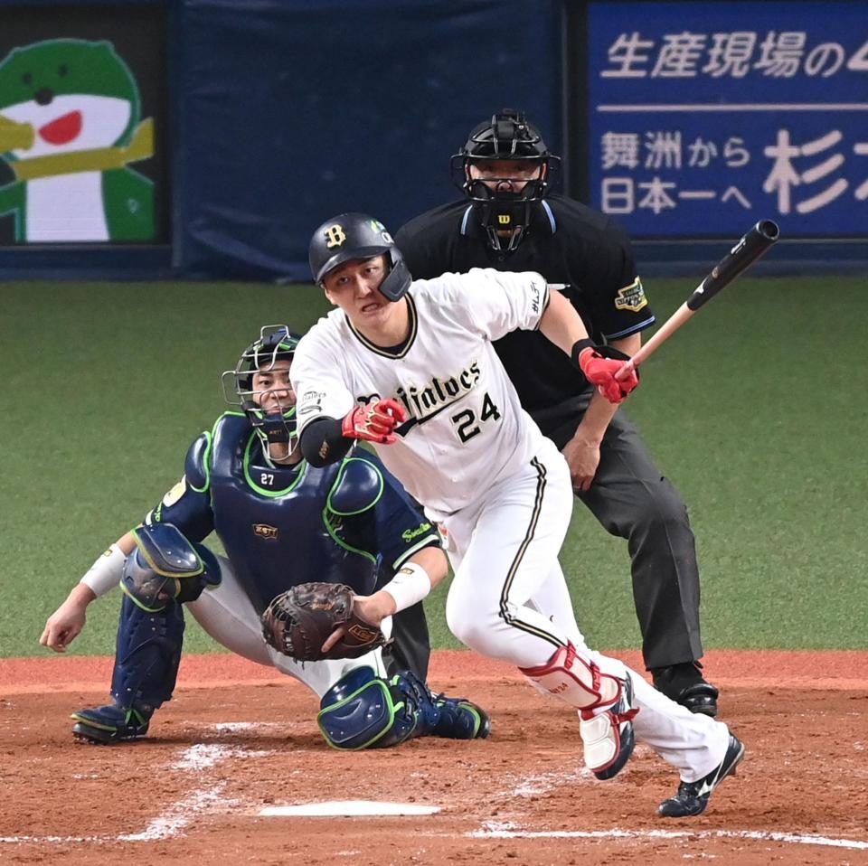 　４回、紅林は中前に適時打を放つ（撮影・山口登）