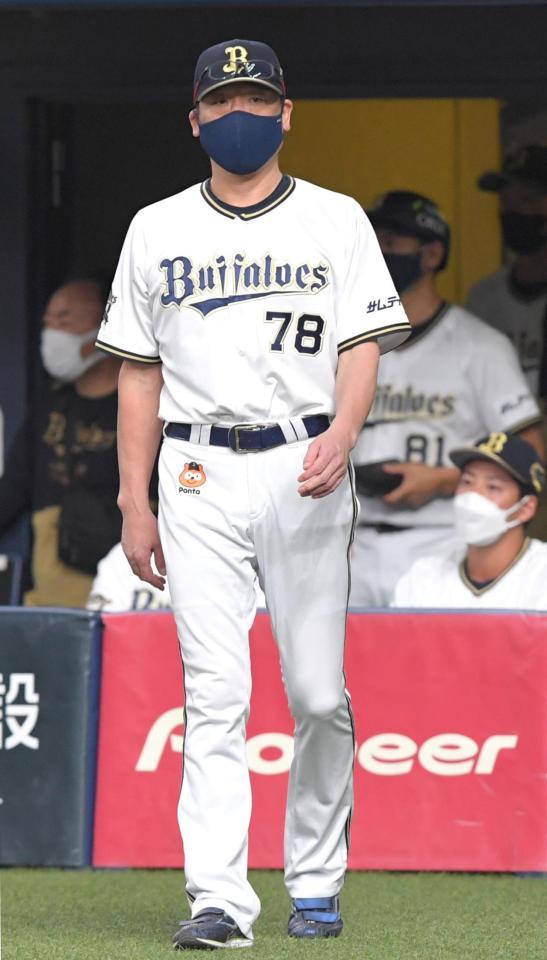 　５回途中、先発・田嶋の交代を告げに行く中嶋監督（撮影・北村雅宏）