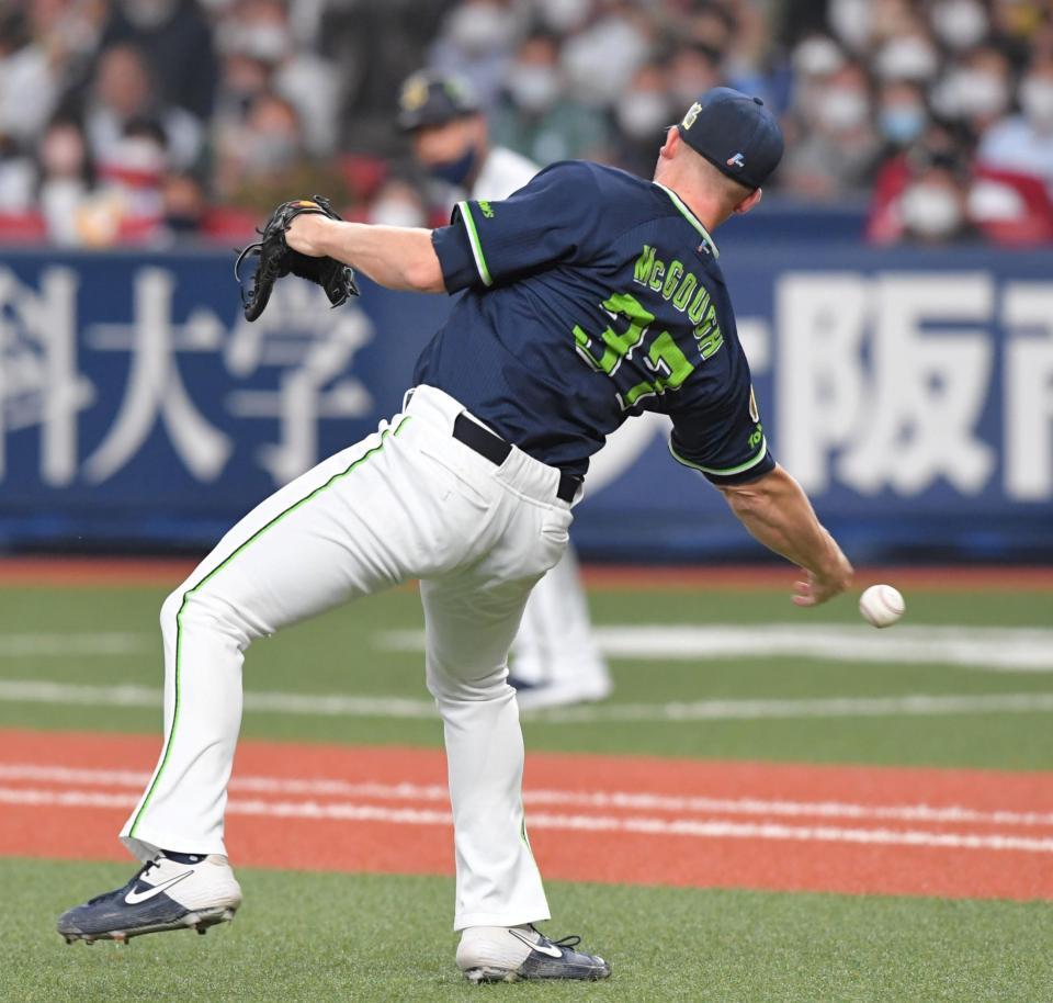 　９回、西野のゴロを一塁へ悪送球するマクガフ（撮影・北村雅宏）