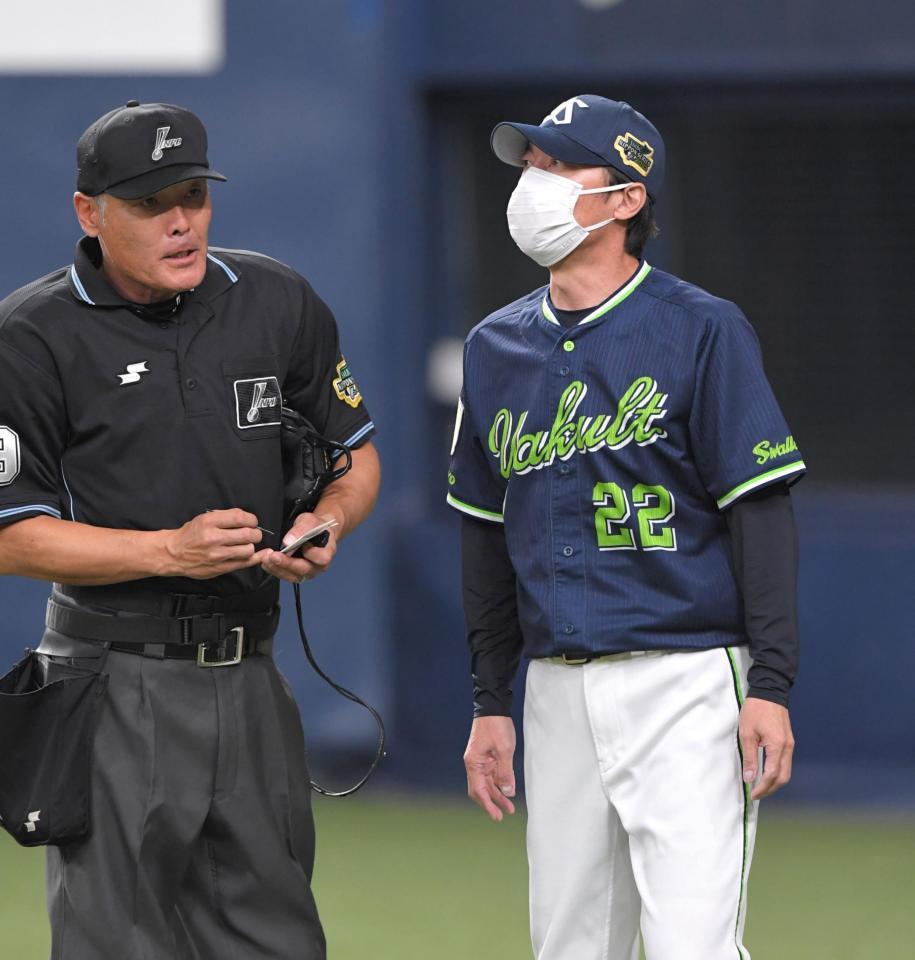 　７回の攻撃を終え、選手交代を告げる高津監督（右）＝撮影・北村雅宏