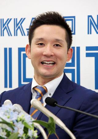 　記者会見で現役引退を表明した日本ハム・杉谷＝28日、札幌市