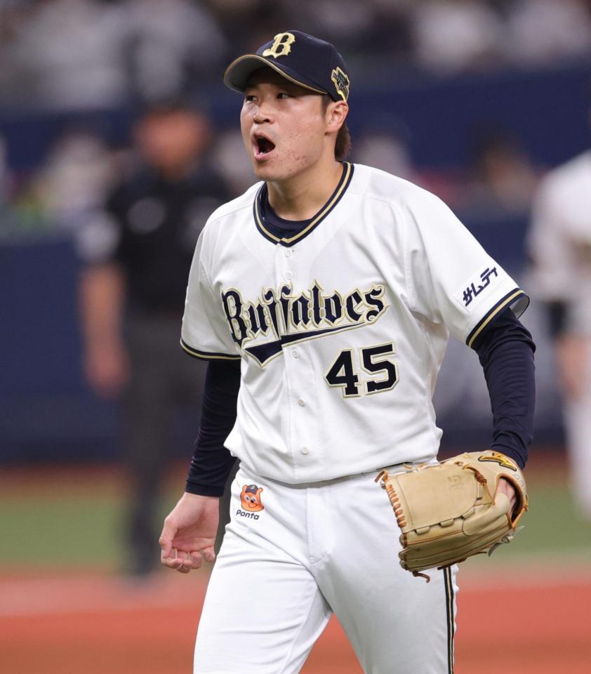 　７回、ピンチを切り抜けた阿部は吠えながらベンチに戻る（撮影・坂部計介）