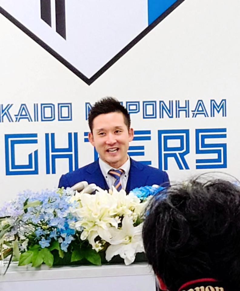 　引退会見する日本ハムの杉谷