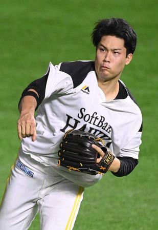 　気合の入った表情でキャッチボールする藤井