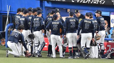 　試合前、円陣を組むオリックスナイン（撮影・佐々木彰尚）