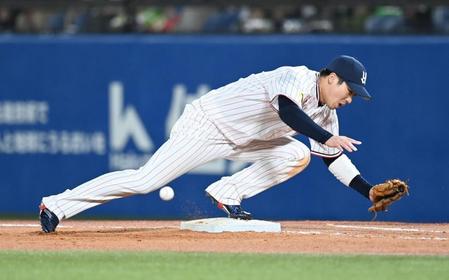 　９回、マクガフが紅林の投ゴロを悪送球し捕り損ねる山田（撮影・高石航平）