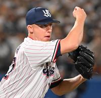 　９回、一塁に悪送球するマクガフ（撮影・堀内翔）