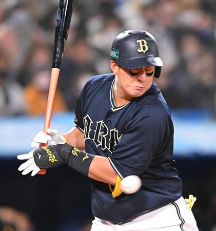 　死球を受ける杉本（撮影・堀内翔）