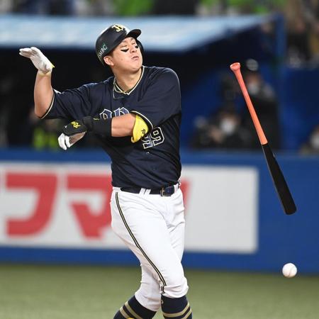 　１回、死球を受ける杉本（撮影・高石航平）