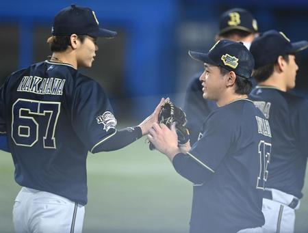 　４回、オスナの中飛を捕球した中川圭（左）を迎える宮城（撮影・高石航平）