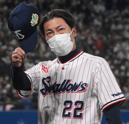 　オリックスに敗れ、目に涙を浮かべる高津監督（撮影・堀内翔）