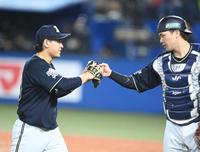 　５イニングを無失点に抑え、伏見（右）と笑顔でタッチをかわす宮城（撮影・高石航平）