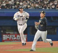 　４回、宮城（右）の前に投ゴロに倒れた村上（撮影・伊藤笙子）