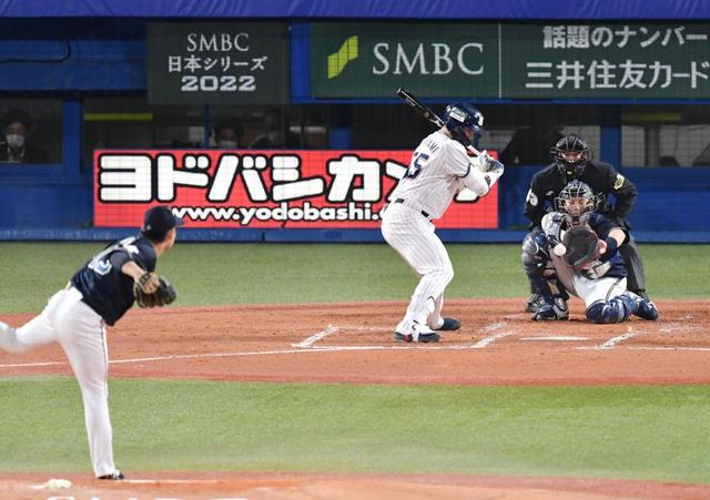 【写真】ピクリともしないバット　見逃し三振に倒れるヤクルト・村上の第１打席