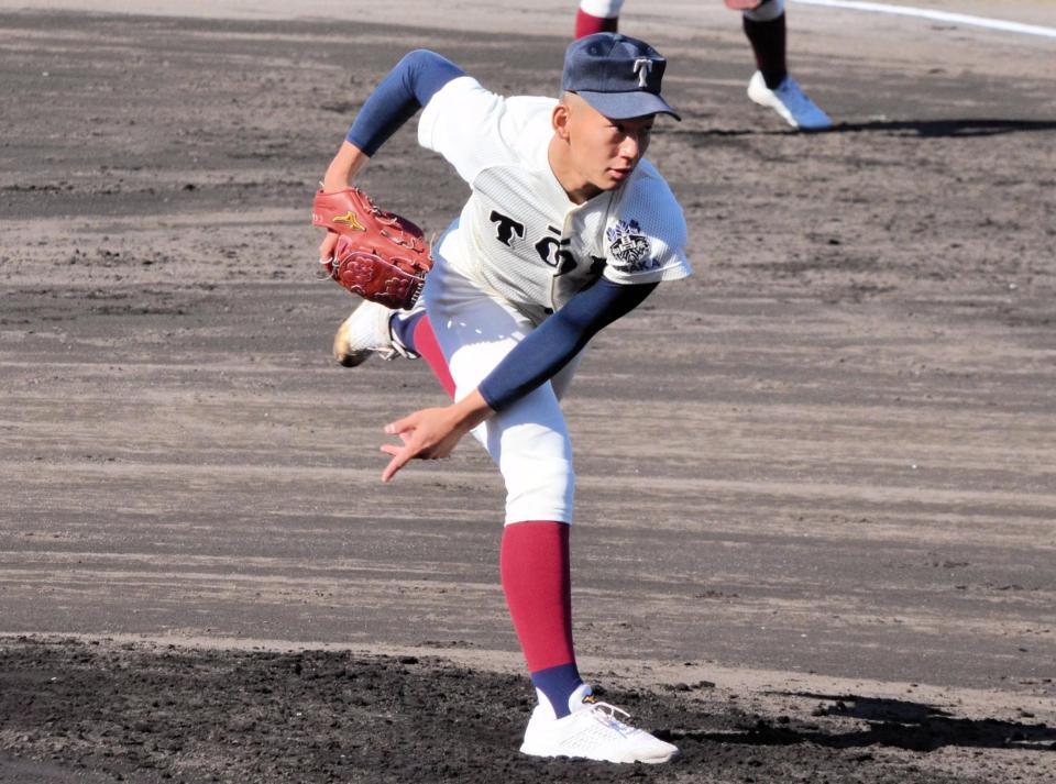　先発した大阪桐蔭・前田