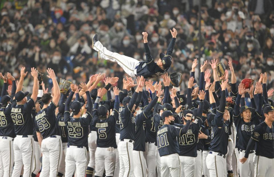 ２６年ぶりの日本一を決め、ナインに胴上げされるオリックス・中嶋聡監督＝神宮球場（撮影・伊藤笙子）