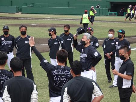 　試合後のグラウンドミーティングで選手を激励する吉井新監督
