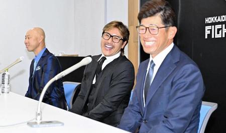 　新庄監督（中）とともに就任会見に臨んだ森本外野守備走塁コーチ（左）と建山投手コーチ