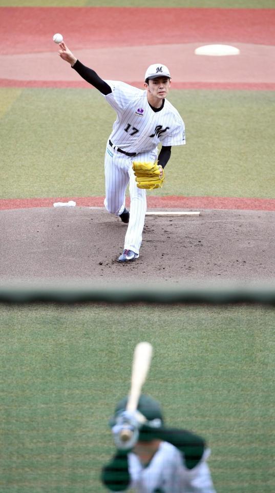 　高部（下）に速球を投げ込む佐々木朗（撮影・佐藤厚）