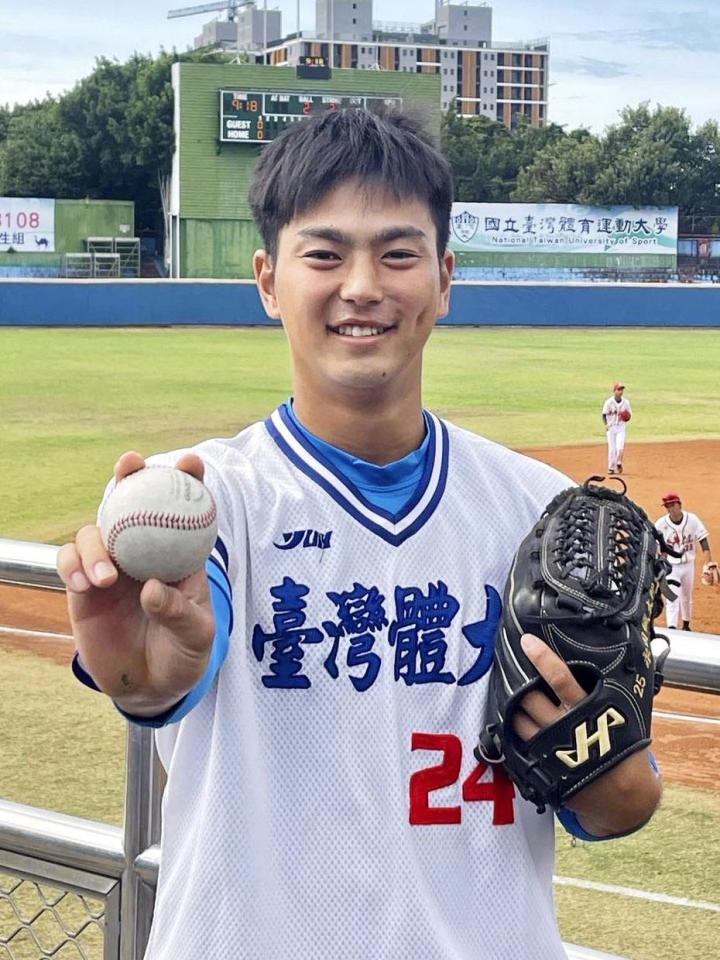 　楽天の指名あいさつを受け、ポーズを取る永田（球団提供）