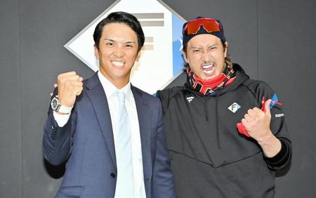 　会見に出席した日本ハム・山田（左）と新庄監督