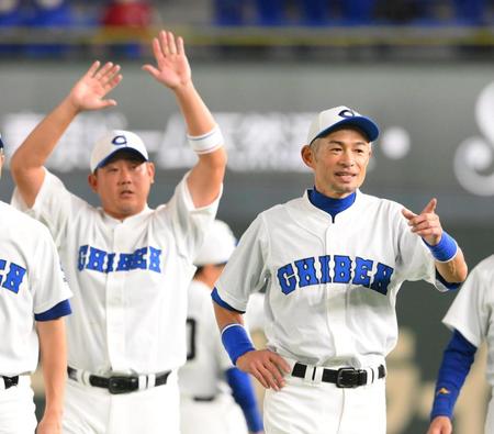 　試合後、ファンにあいさつに向かうイチロー氏。後方左は松坂大輔氏（撮影・堀内翔）