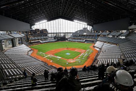 　報道陣に公開されたプロ野球日本ハムの新球場「エスコンフィールド北海道」。工事の進捗は９５％を超え、完成間近となった＝３日、北海道北広島市