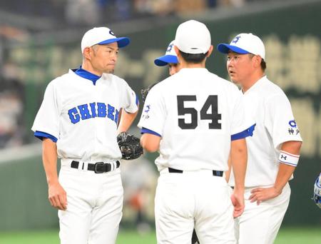 　２回、マウンドに集まるイチロー氏（左）、松坂大輔氏（右）らＫＯＢＥ　ＣＨＩＢＥＮナイン（撮影・堀内翔）